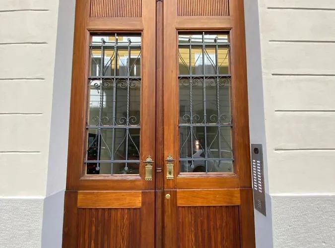 Luxury + Garage Apartment *